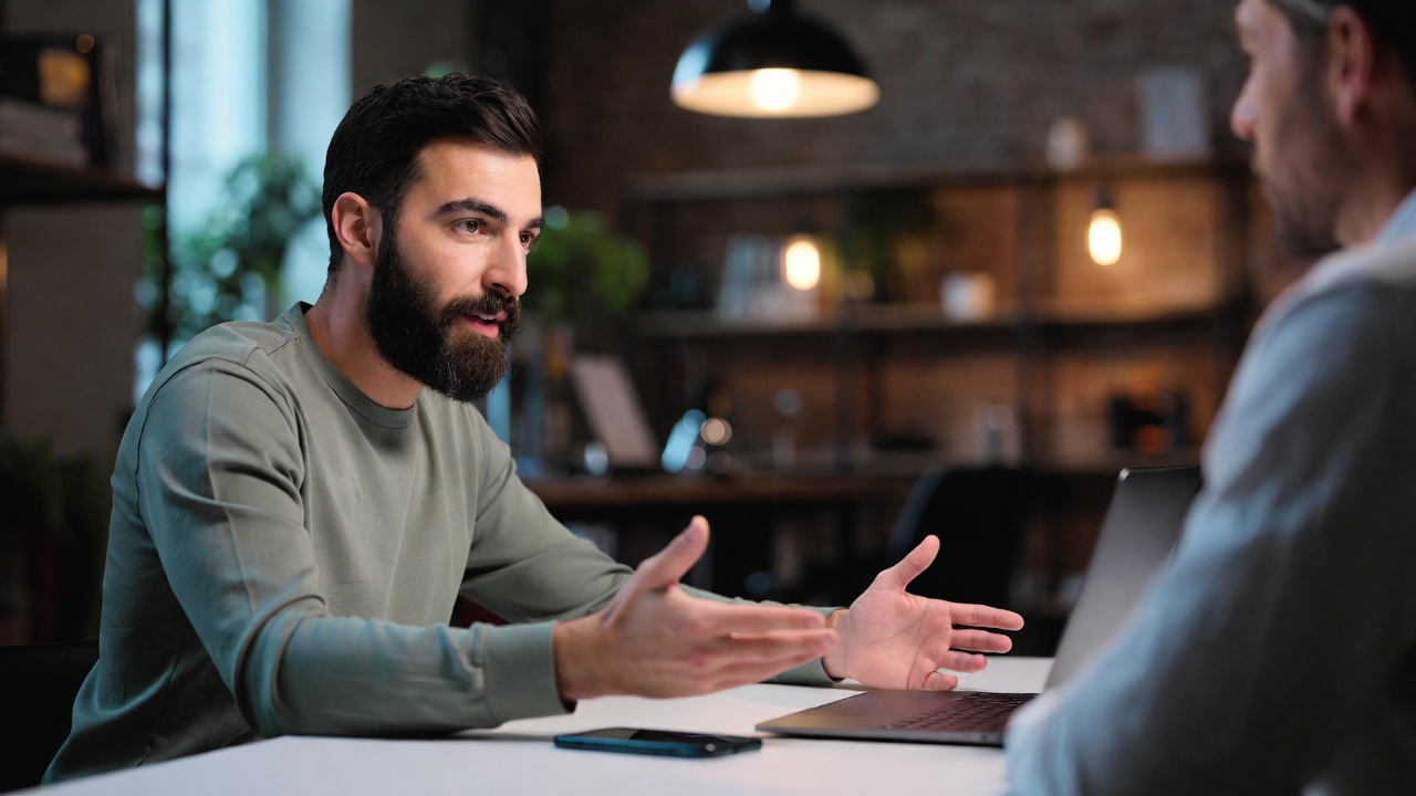 סוכן מציג ללקוחות את היתרונות של SuperBook Pro