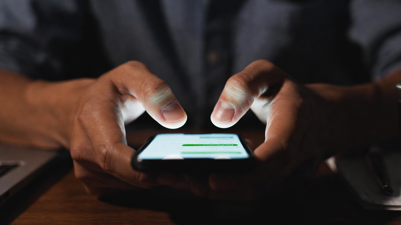 טלפון נייד עם כפות ידיים