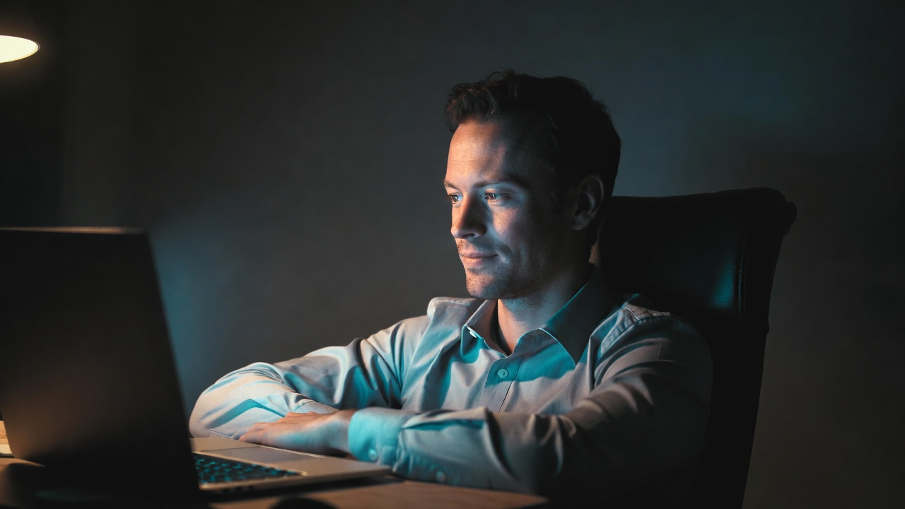 בעל עסק מרוצה התכונות המערכת שעובדת על גבי המחשב