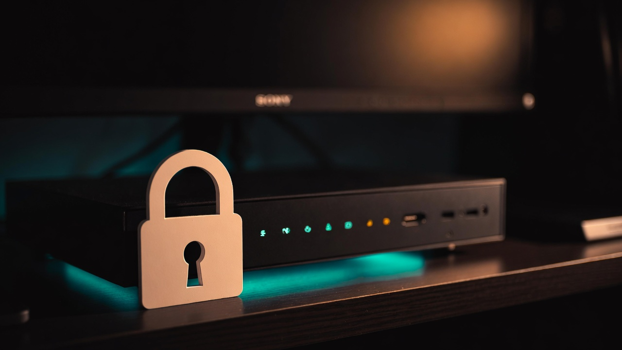 מגן אבטחה עם סמל נעילה